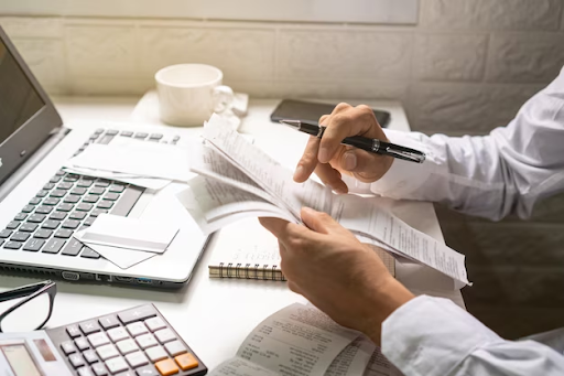 O planejamento tributário tem o papel de analisar as obrigações tributárias de uma empresa e reduzir a carga de tributos dela.